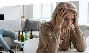 Женщина держится за голову