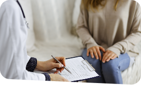 Врач общается с пациенткой и делает записи