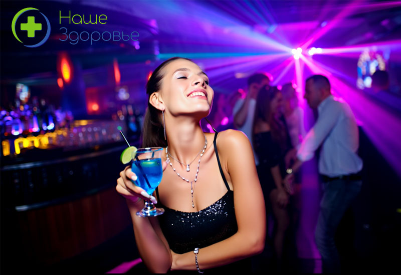девушка в клубе выпивает